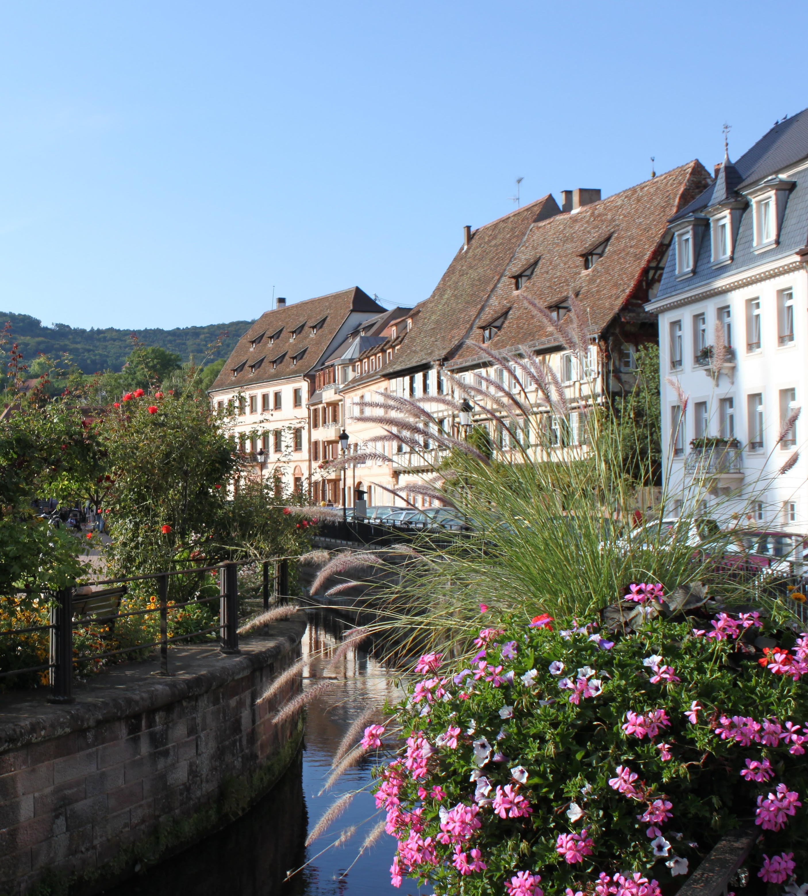 Hinter dem Haus geht der Wanderweg los
